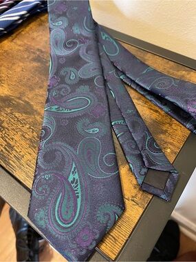 Hisdern: Men's Paisley Dress Tie in Teal and Purple